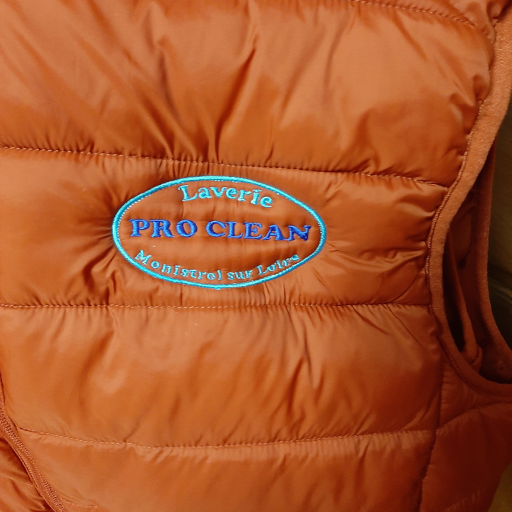 logo broderie sur doudoune